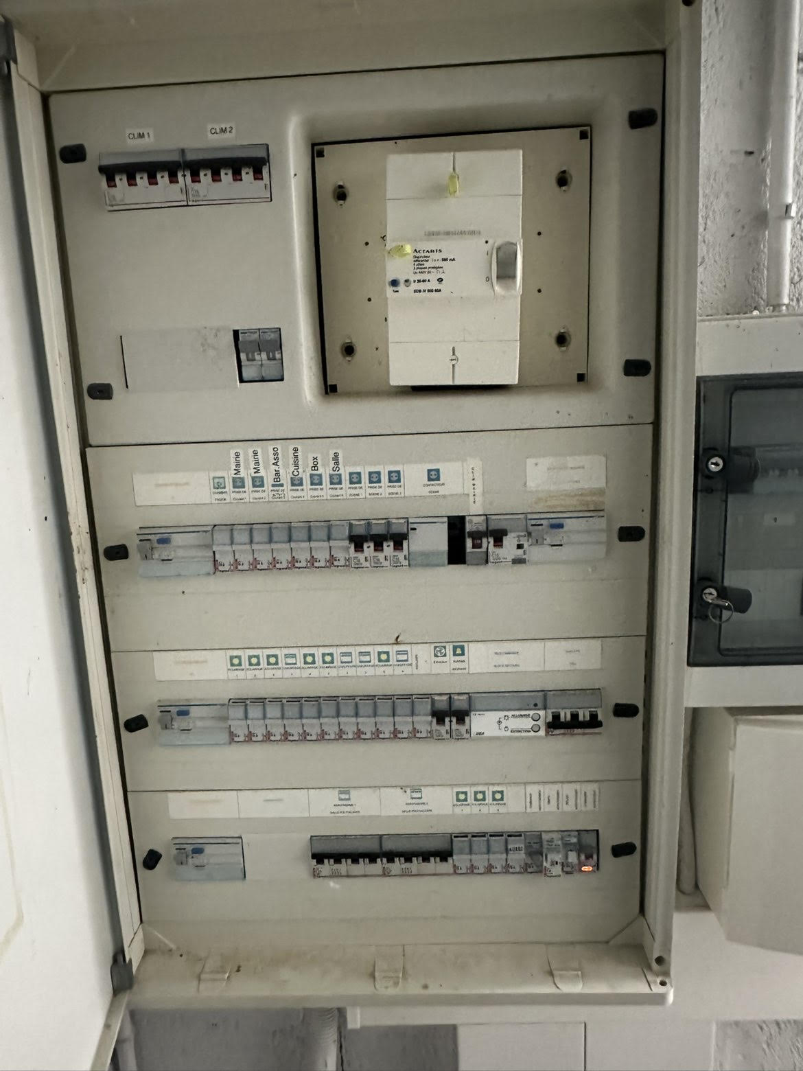 Armoires électriques sur toiture