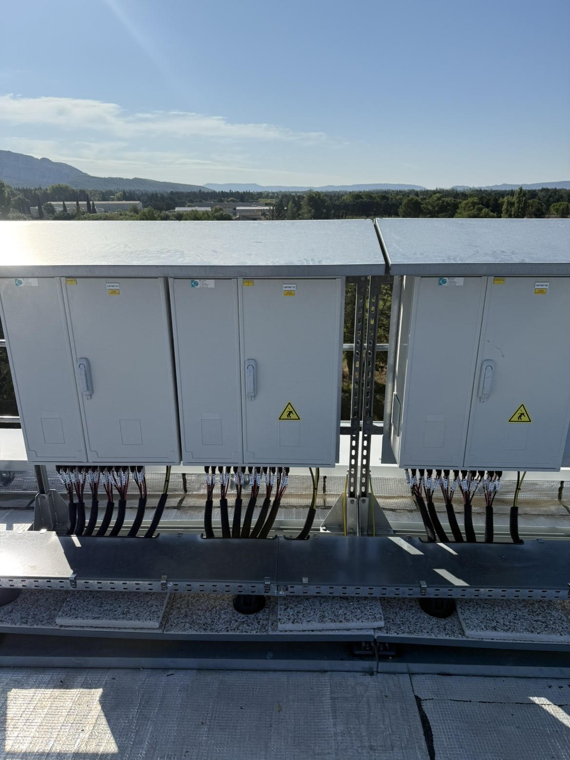 Armoire et cheminements métalliques